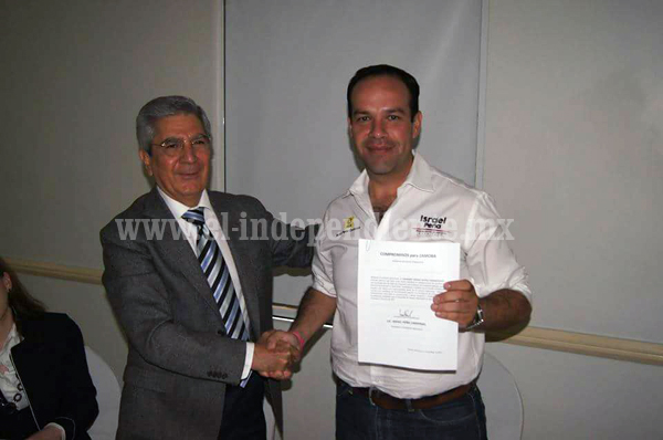 Israel Peña firmó compromisos hechos con integrantes de la COPARMEX