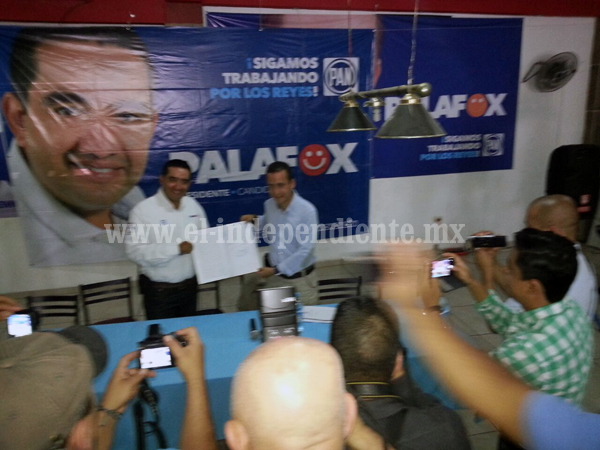 Palafox firma ante notario compromisos por Los Reyes
