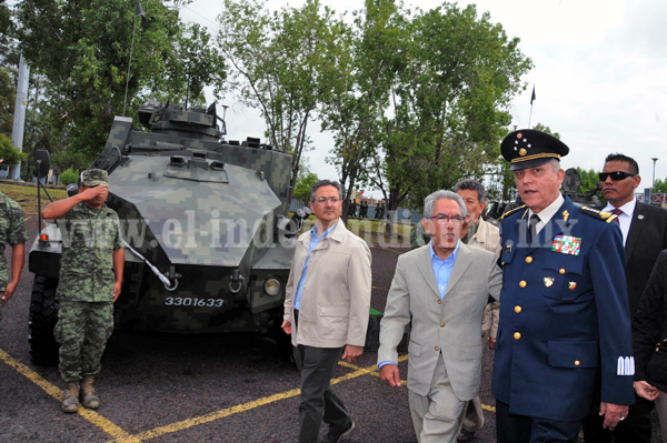 Gobernador y Secretario de Defensa Nacional inauguran la exposición 