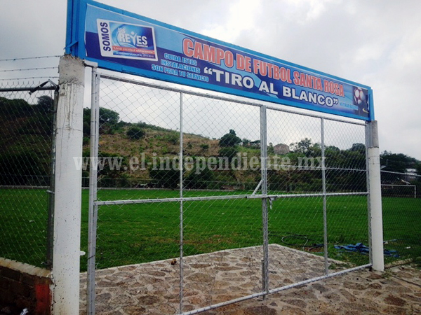 Rehabilitan campo de fútbol Tiro al Blanco en Los Reyes