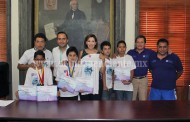 Alcaldesa recibió a niños promesas en la disciplina de natación