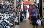 Maestros condicionan a alumnos a comprar calzado en tiendas caras