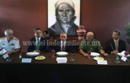 Se reúnen gobernadores de Michoacán con mandos militares y navales