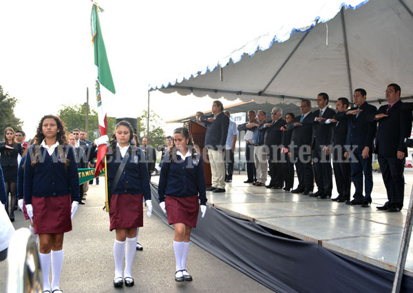Realizan las autoridades  municipales desfile  en honor a Morelos