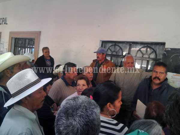Se reúnen ex trabajadores de Venustiano Carranza con autoridades de este municipio