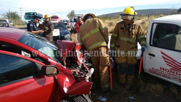 Choque de frente deja 5 lesionados; en la carretera Zamora –La Piedad
