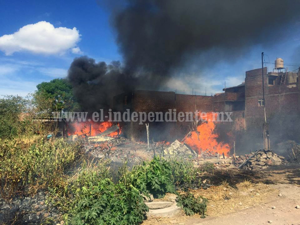 Arden dos hogares de la colonia San Ramón en Zamora