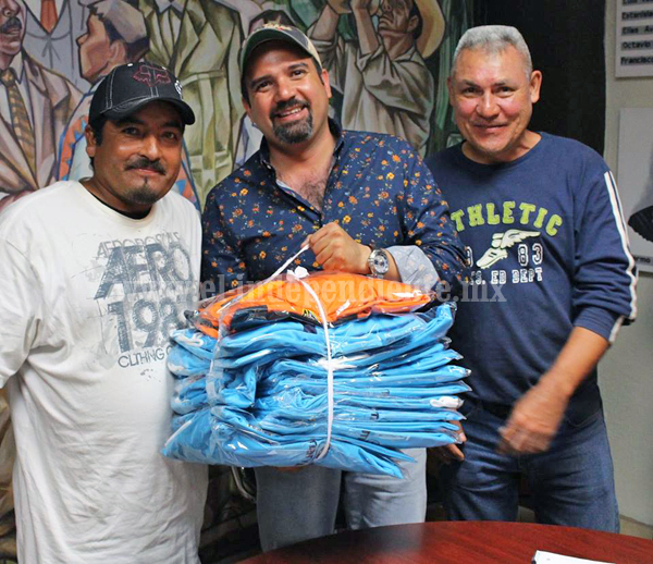 Presidente municipal de Ixtlán entregó 300 uniformes a equipos de futbol