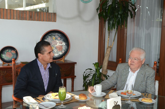Intercambia Silvano Aureoles experiencias con ex gobernador michoacano