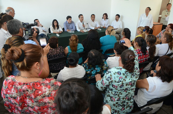Escucha Gobernador a mujeres del municipio de Múgica