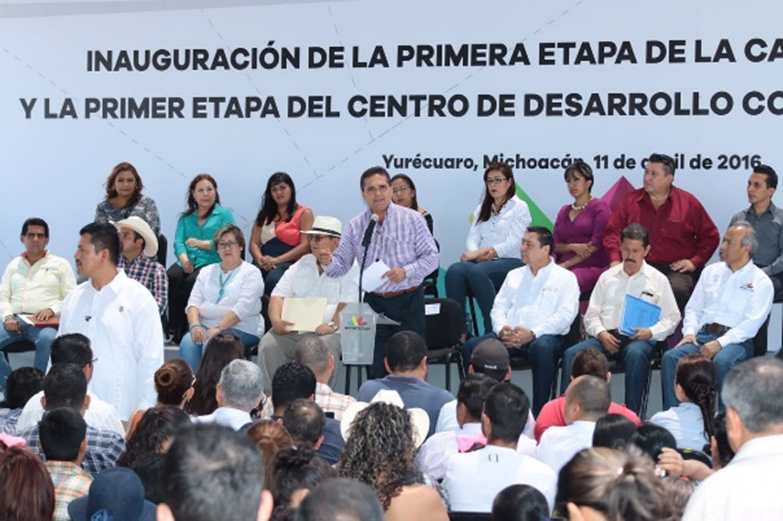Entrega Silvano Aureoles obras y apoyos para autoempleo en Yurécuaro