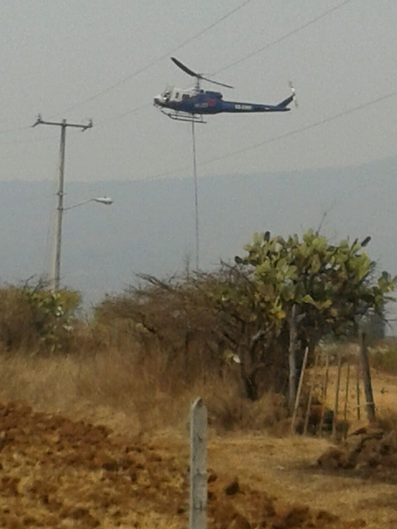 Arriba helicóptero de la Conafor para reforzar combate a incendios forestales