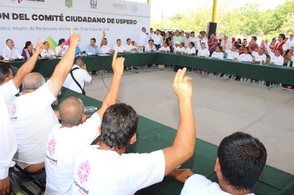 Silvano Aureoles toma protesta a integrantes del Comité Ciudadano de Úspero 