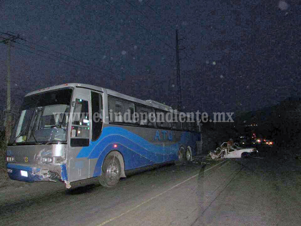 Seis ocupantes de un taxi mueren en un choque contra un autobús de pasajeros