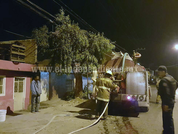 Incendio de domicilio en la Avenida Juárez moviliza a Bomberos de Zamora