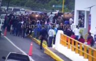 CNTE recuerda a maestros muertos en accidente vial al tomar la caseta donde ocurrió la tragedia