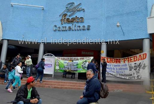 CNTE toma centros comerciales en Morelia