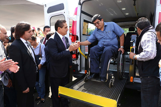 Entrega Gobernador vehículos para el transporte de personas con discapacidad