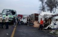 Camión de pasajeros de la Ruta Charo-ISSSTE protagoniza un choque contra una camioneta