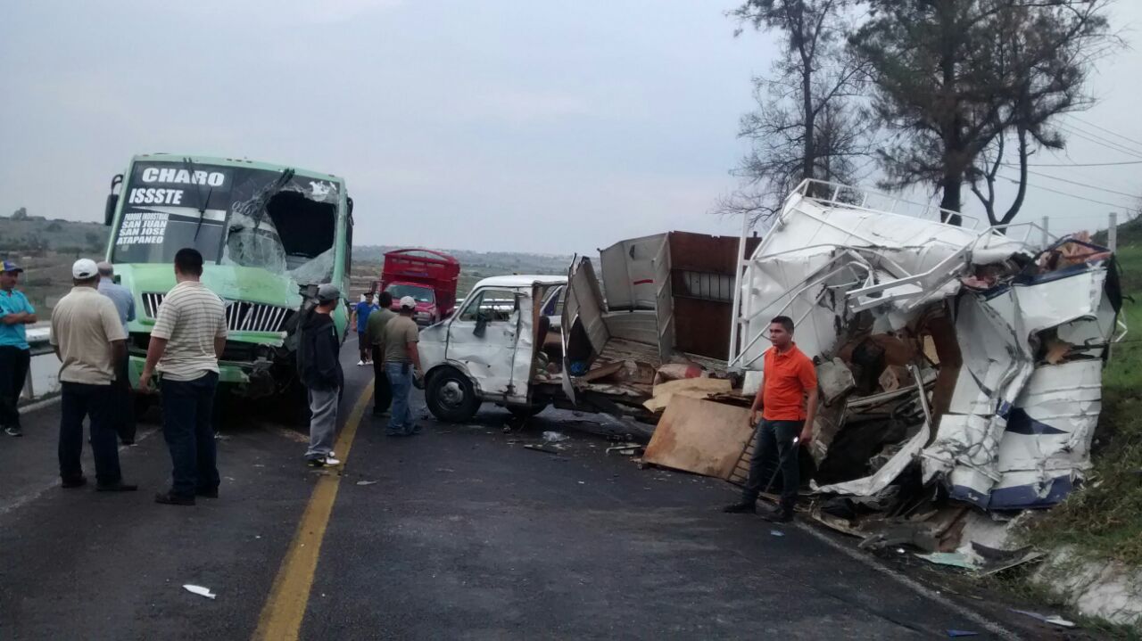 Camión de pasajeros de la Ruta Charo-ISSSTE protagoniza un choque contra una camioneta