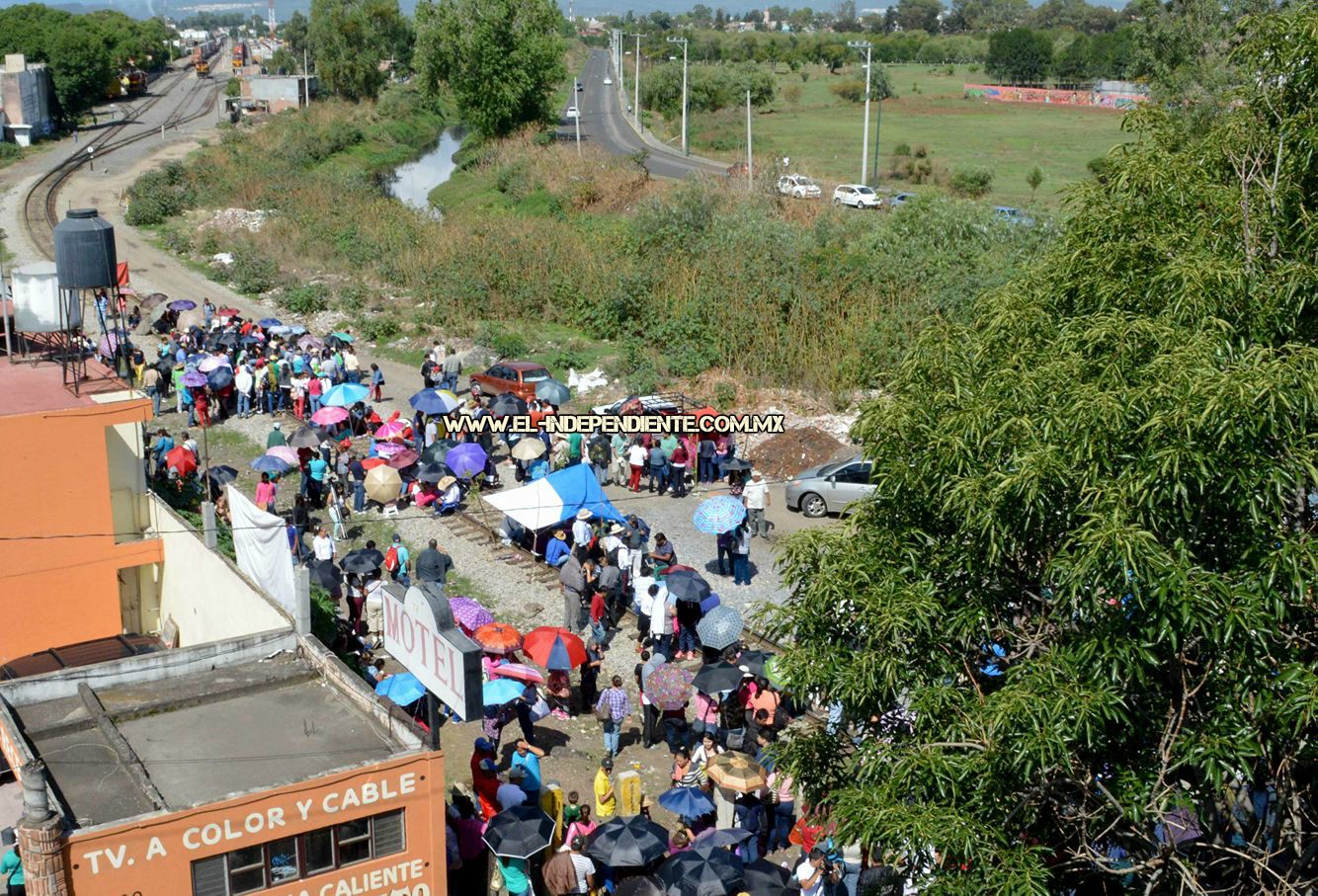 Centistas toman las vías del ferrocarril en Morelia y en LC; en la capital los desalojan