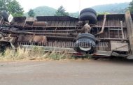 Un muerto y 6 lesionados al volcar camión en Tangancícuaro