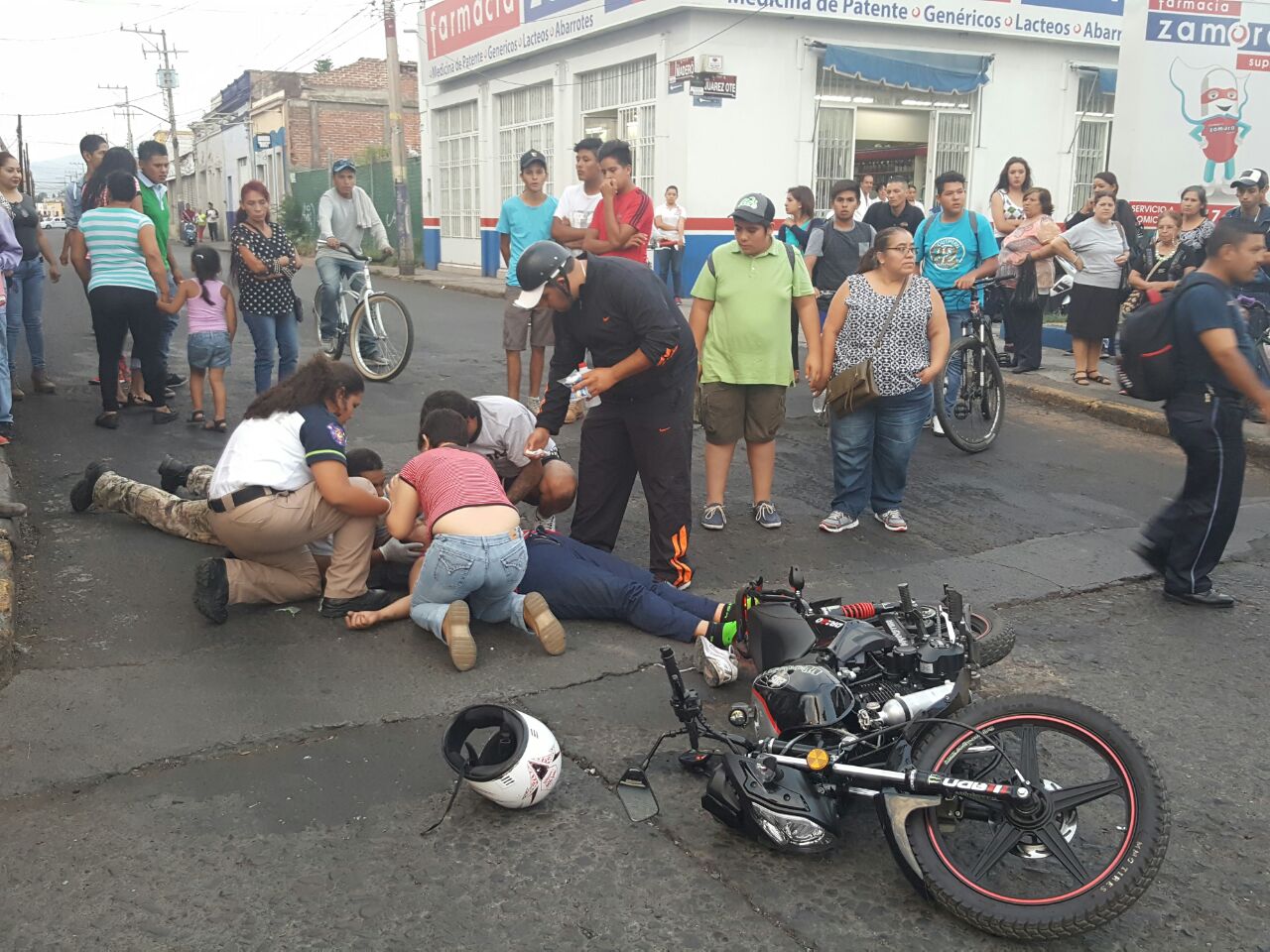 Camión urbano atropella a pareja; la mujer resulta lesionada en Zamora