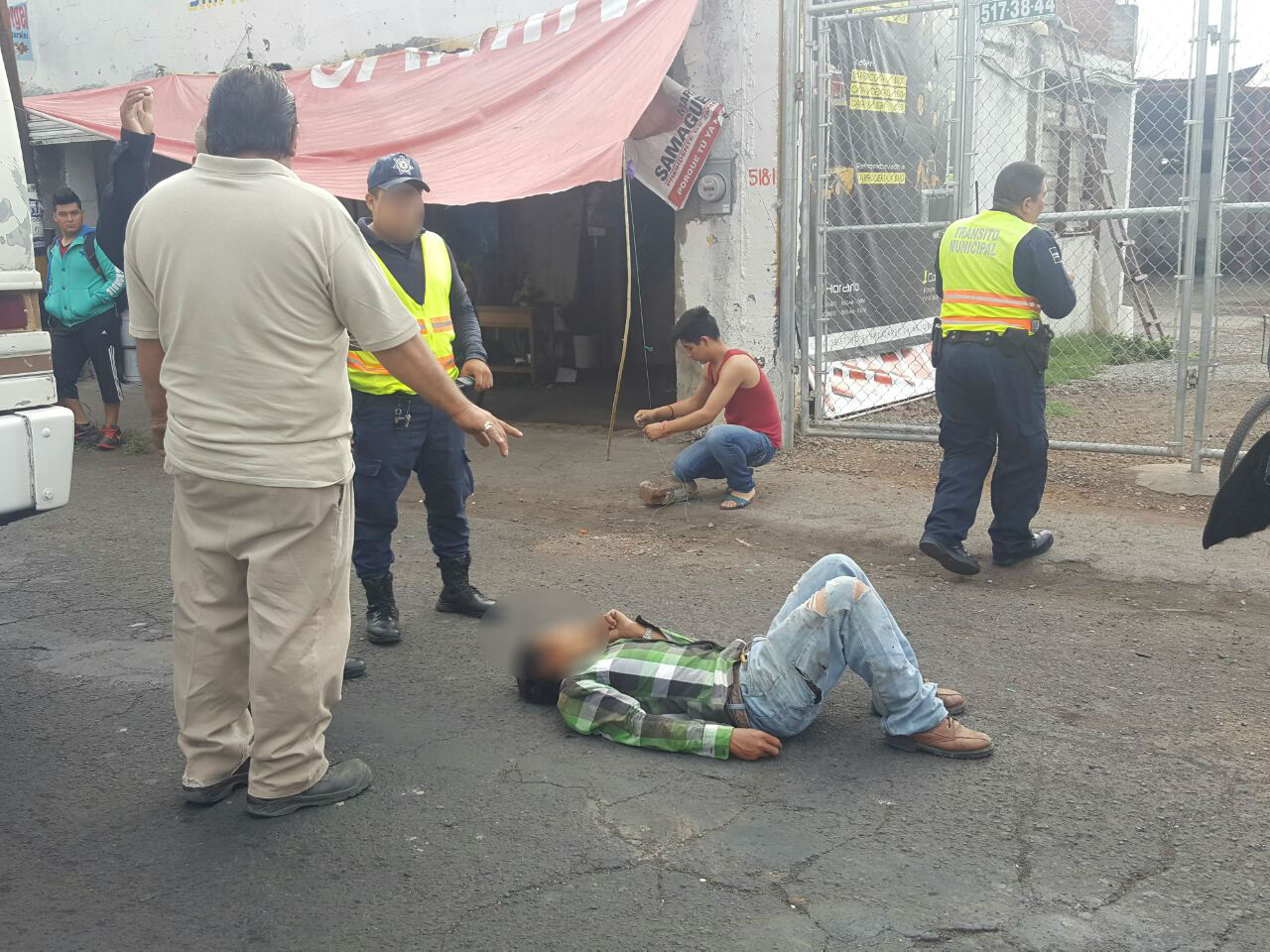 Ciclista se impacta contra el costado de un camión pasajero en Zamora
