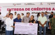 Entrega Gobernador casi medio millón de pesos en créditos para mujeres de Tierra Caliente