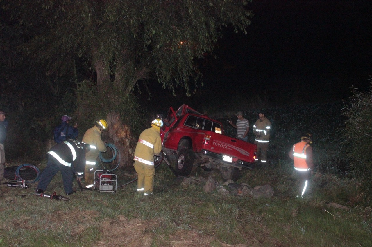 Camioneta se estrella contra un árbol, hay dos muertos