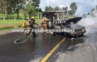 Normalistas incendian 3 vehículos de diferentes empresas, en Zacapu