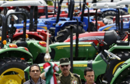 Entregan Enrique Peña Nieto y Silvano Aureoles 600 tractores a campesinos michoacanos