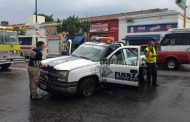 Dos oficiales de tránsito lesionados tras choque de patrulla y auto en el centro de Zamora