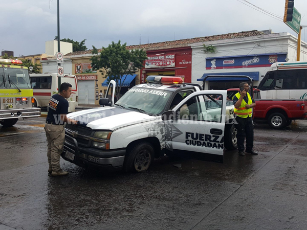Dos oficiales de tránsito lesionados tras choque de patrulla y auto en el centro de Zamora