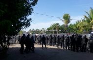 Maestros de la CNTE agreden a policías en Lázaro Cárdenas.