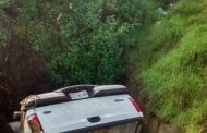 Camioneta con cortadores de aguacate cae a un barranco, hay un muerto y 12 heridos