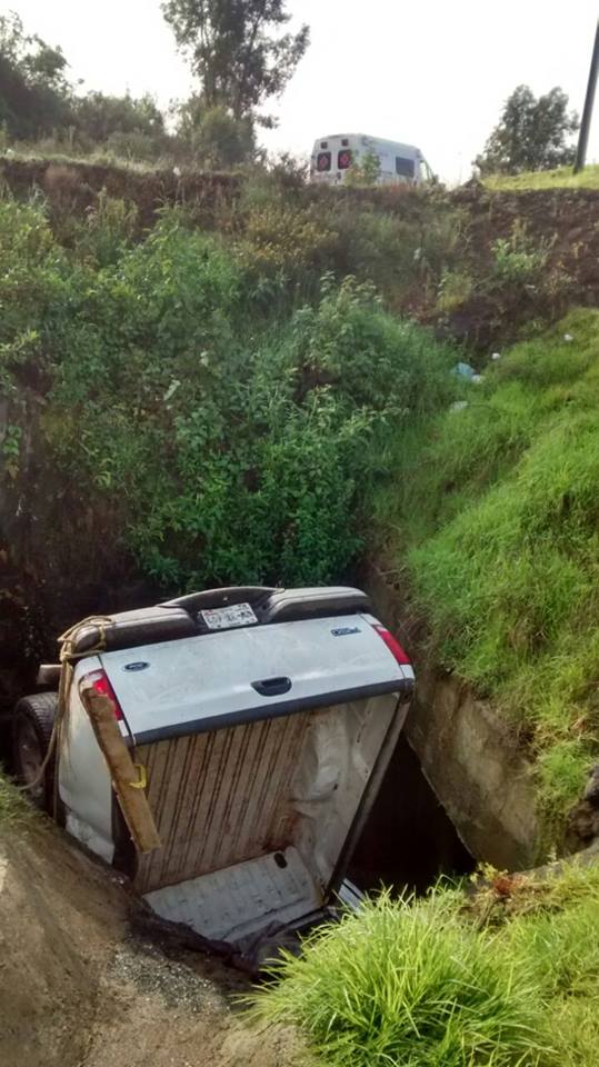 Camioneta con cortadores de aguacate cae a un barranco, hay un muerto y 12 heridos