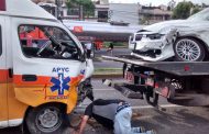 Colisión entre ambulancia, auto y camioneta deja 3 lesionados