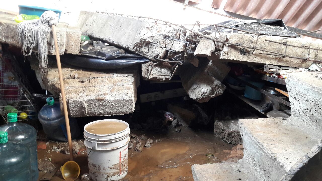 Dos hogares destruidos y cuatro colonias afectadas deja una tromba en Carácuaro