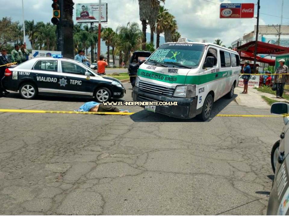 Muere peatón al ser arrollado por combi del servicio público en Tepic