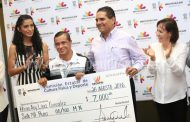 Entrega Gobernador incentivos económicos a deportistas michoacanos