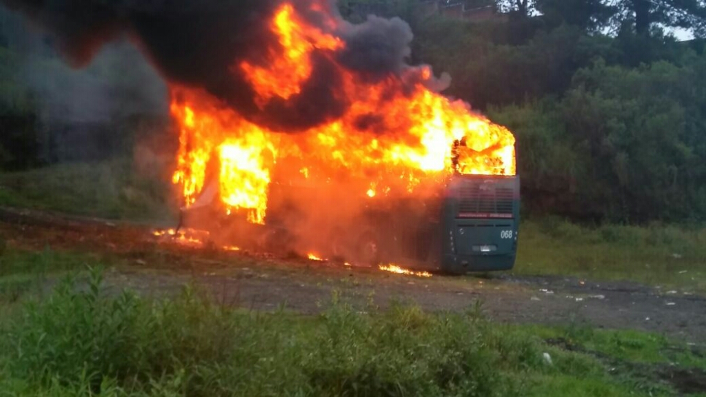 ¿Provocación o protesta? Integrantes de ONOEM queman un autobús en Arantza
