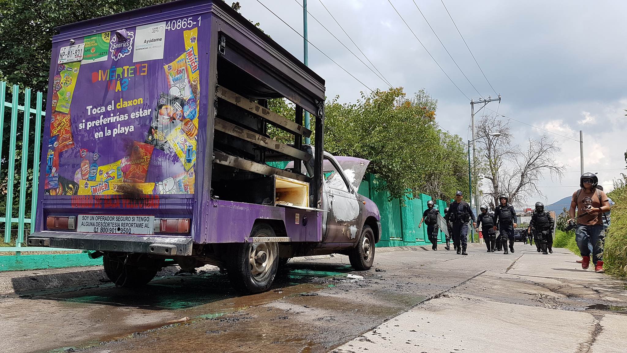 Normalistas incendian camioneta de Sonrics, en Morelia
