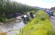 Vuelca camión de carga en Zacapu, termina dentro de un canal de agua