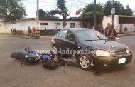 Un oficial de policía lesionado al chocar su motocicleta contra un auto particular en Zamora