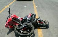 Motociclista resulta lesionado al impactar por alcance contra un automóvil