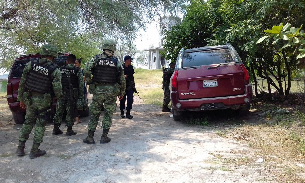 Soldados detienen a uno y aseguran armamento y vehículos, en Parácuaro