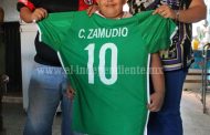 Claudio Zamudio seleccionado sub 20 envió regalo al niño “Chavita” Cervantes.