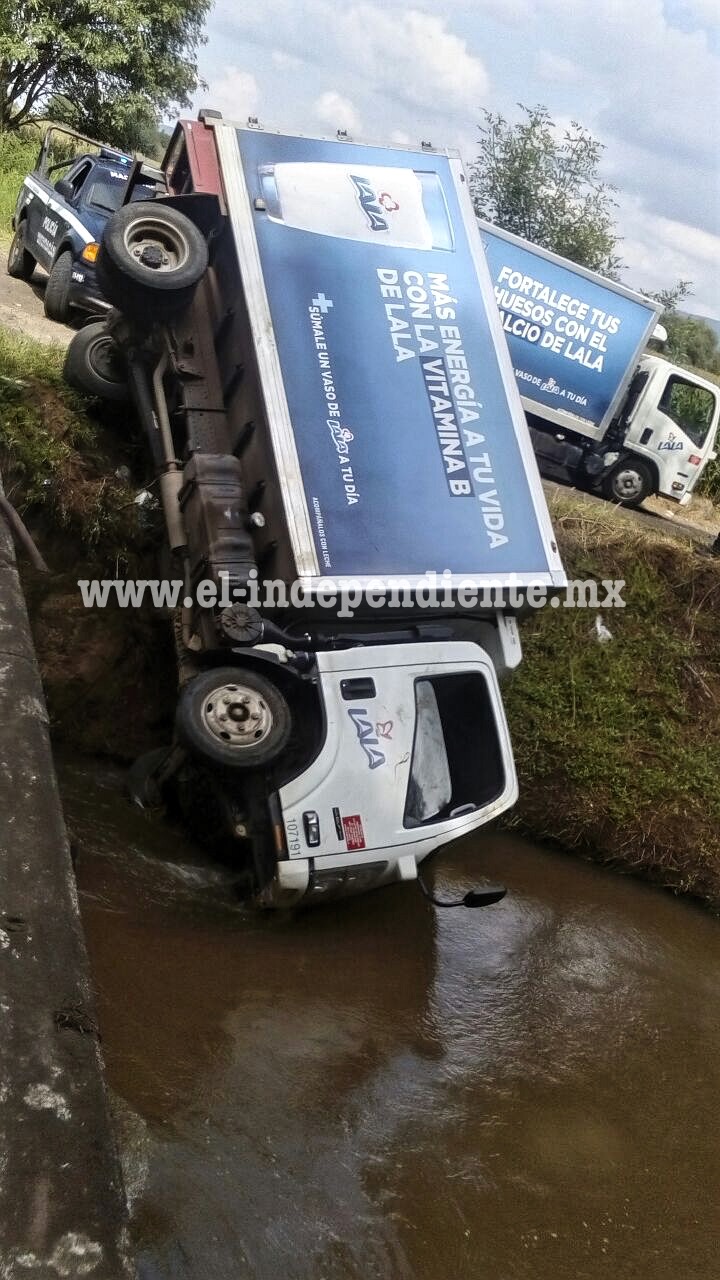 Se accidenta camión repartidor de lácteos en Tangancícuaro