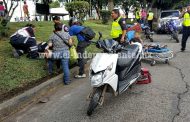 Choque de moto y camioneta deja dos jovencitos heridos